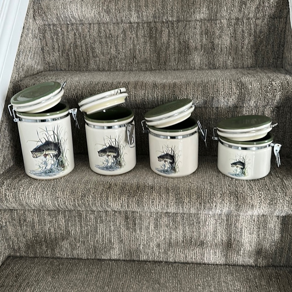 Bass Pro Shop set of 4 fish containers